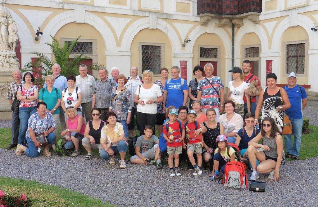 Netrvalo dlouho a provalila se informace, že jedna účastnice získala diplomatickou cestou od jednoho místního občana velkou igelitku nádherných třešní.