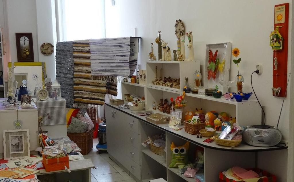 Šatna/obchůdek s dekorativním zbožím Tato provozovna funguje sezónně jako šatna pro pacienty a návštěvníky Lékařského