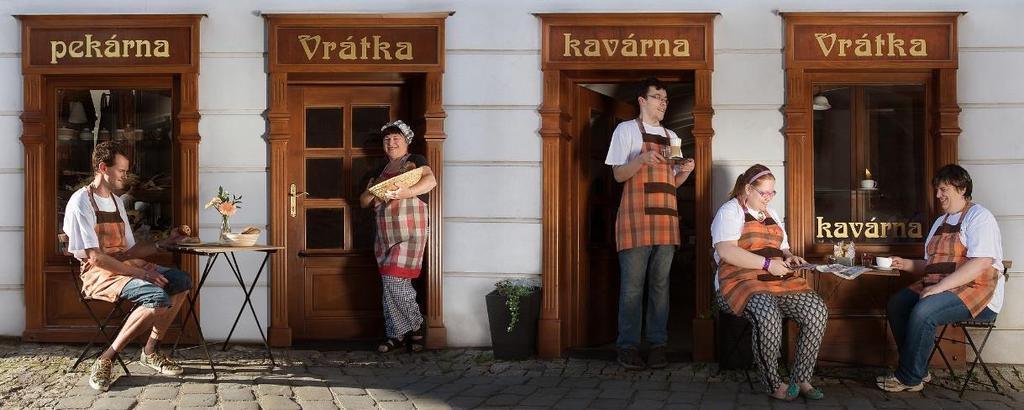 Kavárna Vrátka Naše kavárna Vrátka se nachází v Židovské čtvrti zapsané na seznamu UNESCO. Vzhledem k tomu, že naše organizace zaměstnává lidi s handicapem i tady Vás handicapovaní obslouží.