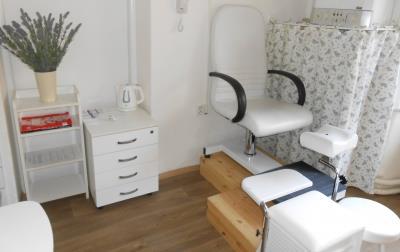 Naše zaměstnankyně paní Iva Nohová hravě zvládá základní pedikúru, lakování, modeláž gelem, parafínový zábal, peeling, masku na nohy