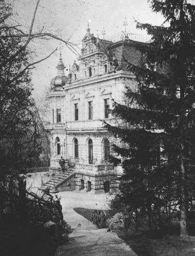 * Legendární motocykl Čechie Vila Hielle na dobové fotografii (Oblastní muzeum Děčín, pobočka Rumburk) Dnes zbořený dům pro služebnictvo při Hielleho vile (Státní okresní archiv Děčín) stýkal s