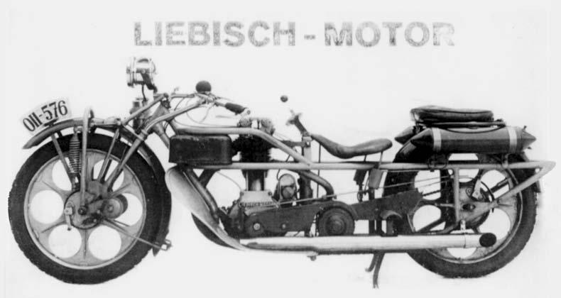Vlastní živnost Prototyp motocyklu Čechie (soukromá sbírka) val délky bezmála dvou metrů. Přes určité korekce se však stále jednalo o nevídaný stroj.