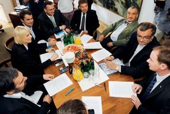 report POLITIKA Konec handlů v nedohlednu Sedm vyjednávacích skupin.