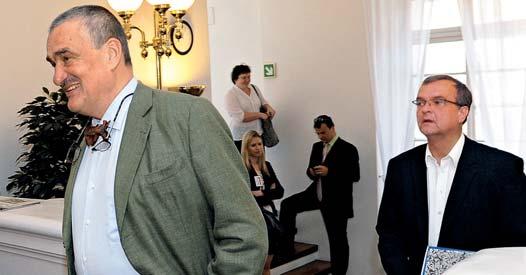 report S ÚSMĚVEM KE STOLU. Karel Schwarzenberg a Miroslav Kalousek (oba TOP 09) přicházejí na jedno z mnoha jednání o budoucí koalici.