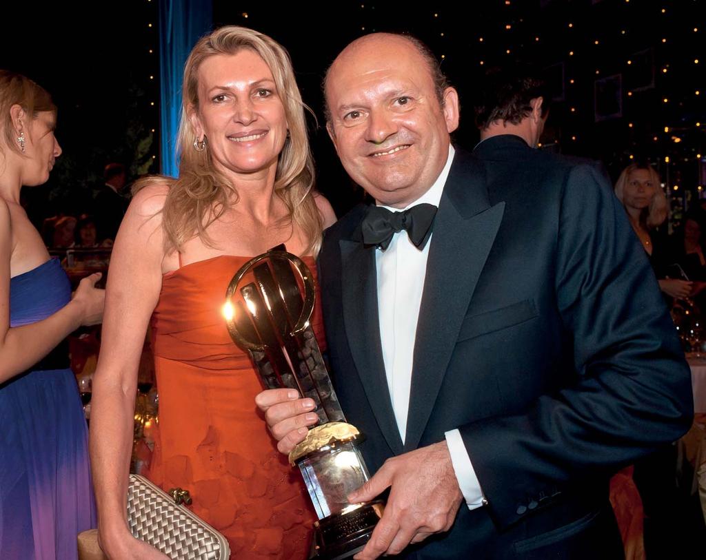 PŘEKVAPENÝ Z VÍTĚZSTVÍ. Michael Spencer prý trofej vůbec neočekával. Při vyhlášení jej doprovodila jeho partnerka, britská markýza Sarah z Milford Haven.