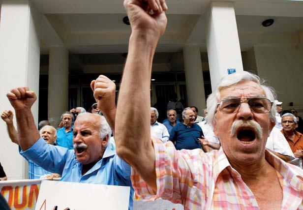 global KOMPLIKACE. Proti prodeji podniku protestovali minulý čtvrtek železniční odboráři.