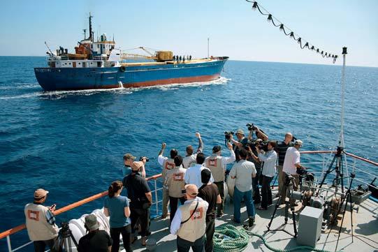 global strukturu. Palestinci se zoufale snaží prokopat pod hranicí s Egyptem, jehož establishment tiše toleruje, nebo možná i participuje na pašování zboží podzemními tunely.