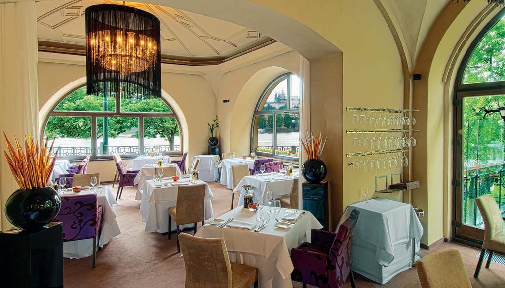 BELLEVUE Písek v soukolí Ani omluva za pokažené chody se v této restauraci nepodává zadarmo Do Bellevue jsme si šly po pravdě řečeno spravit chuť po nedávné sérii gastronomických protivenství.