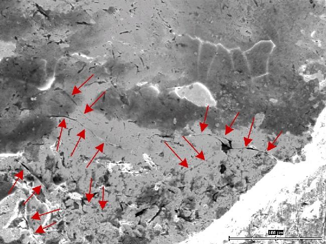 500 impactů po aplikaci 500 úderů byl v okrajových oblastech impactového kráteru zjištěn výskyt značného množství