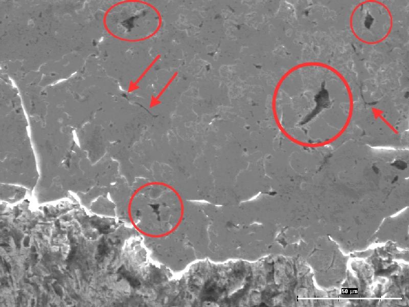 Soustředění největšího počtu defektů do oblasti okraje impactového kráteru souvisí s rozložením tahového napětí v impactovém kráteru, které v okrajových oblastech impactového kráteru dosahuje