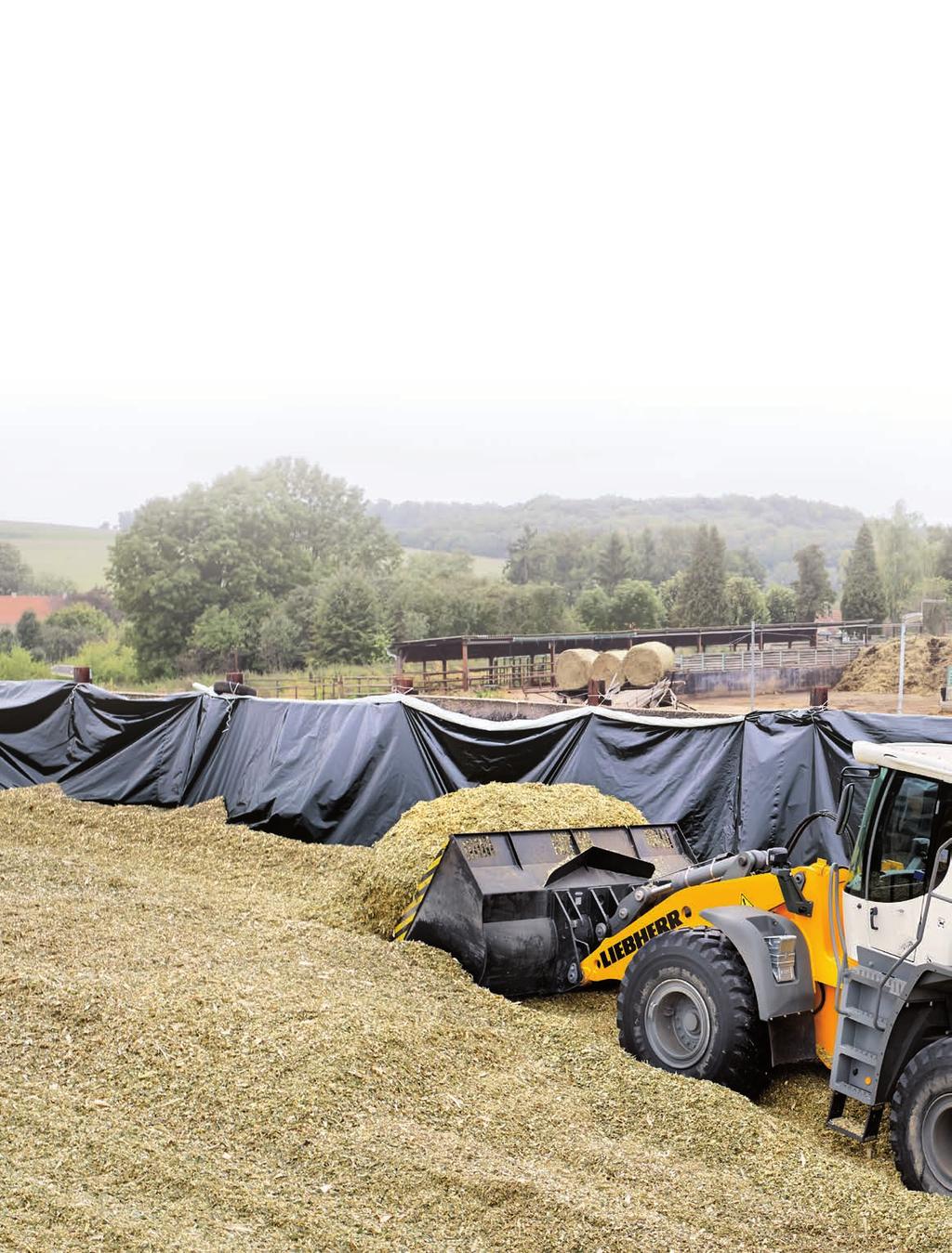 Kolové nakladače Liebherr vynikají při nasazení v zemědělství zejména z důvodu své hospodárnosti a velkého pracovního výkonu.