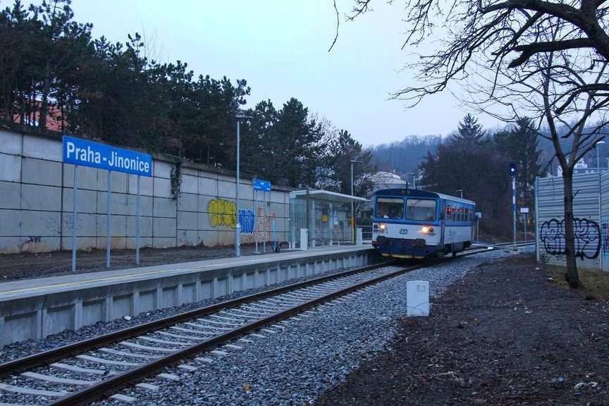 co možná nejpohodlnější. Otevřením komořanské zastávky bylo zrušeno pro osobní dopravu nádraží Praha-Modřany.