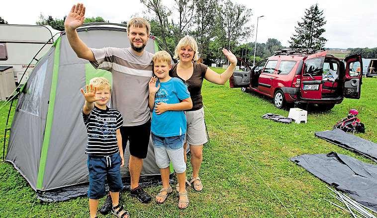 16 25. května 2018 Česká republika Neplaťte za hotelani za kemp. Lidénabízí spaní na zahradě Cestujete rádi po Česku se stanem, vkaravanu nebo autě, ale nelíbí se vám vpřeplněných kempech?