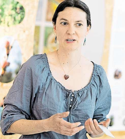 Česká republika 25. května 2018 35 Každýstrom umí léčit,lehcelze vyrobitpotřebný sirup či mast Blahodárné účinky mají květy, pupeny i kůra. Stromy využívali vlidovém léčitelství od nepaměti.