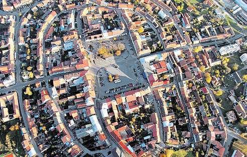 VHlinsku z dotace, která může činit maximálně 50 procent celkových nákladů, chtějí opravit cestu vprůmyslové zóně, společnost Vysokozdvižné vozíky zčervené Vody