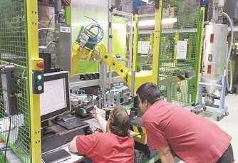 Hledají se především montážní dělníci, operátoři lisovny plastů a pokovovací linky, dále provozní elektrikář a manažer projektů.