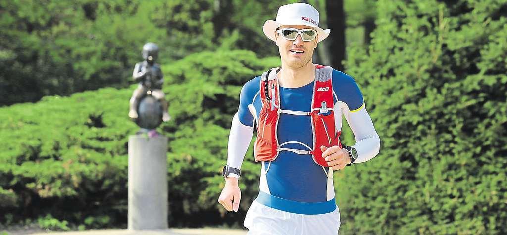 Teď už myslí na další výzvu, tentokrát plaveckou. ILONA ZELNÍČKOVÁ TŘEBÍČ, JABLUNKOV Nanohou měl puchýře, klouby isvaly bolavé. Necelých šest dní byl téměř nonstop na nohách.