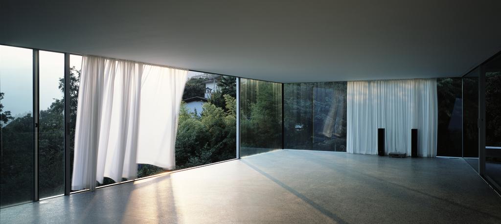 okna air-lux 5 obklopeni jenom mraky a sluncem Sklo od stěny ke stěně a od podlahy do stropu.