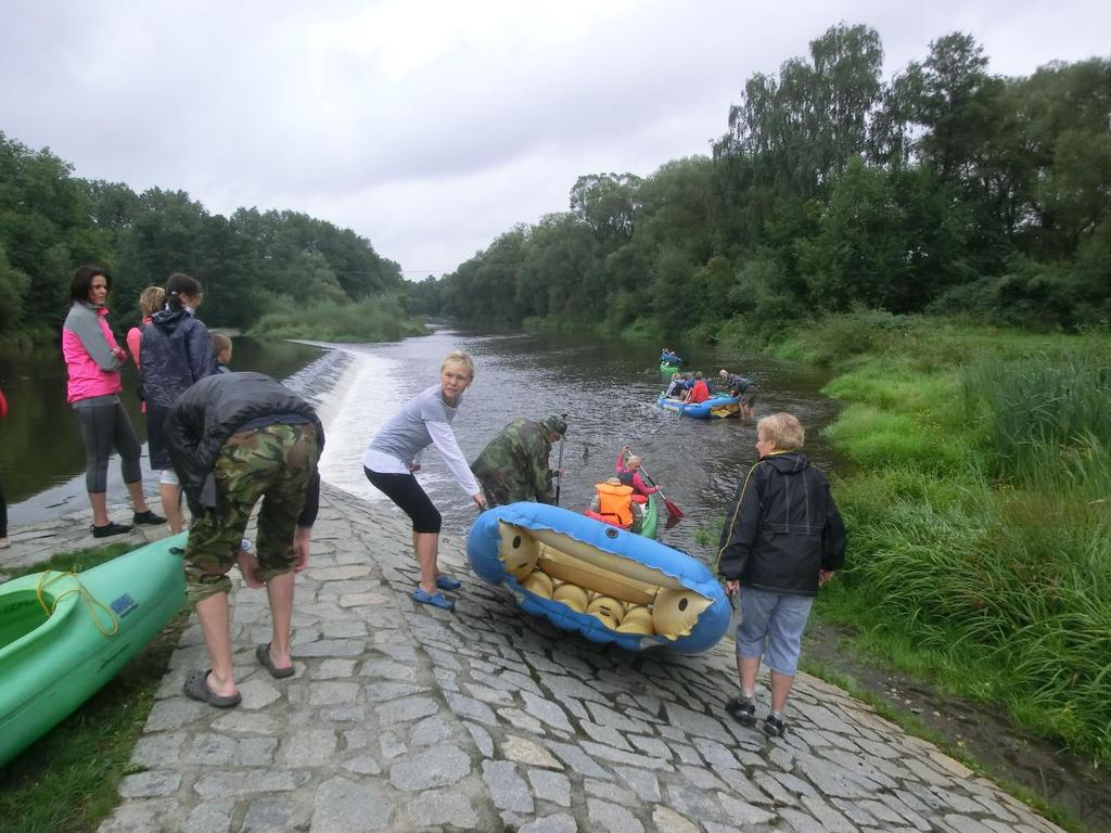 Ale co, alespoň byla legrace a odpočinuli jsme si od neustálého pádlování. Norům předpověď kupodivu vyšla a kolem poledne začalo pršet.