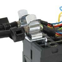 Stínicí spony s patkou do svorkovnice STFZ SKL umožňují uzemnit stínění a zároveň odlehčit tah kabelů. K dostání je v jednoduchém a dvojitém provedení.