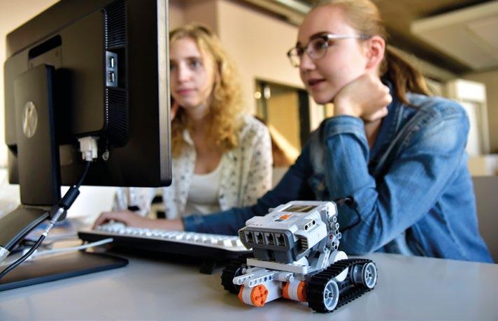 Letníškolapodporujemladé dívky, abysenebályinformačních technologií Sestavitsivlastnídigitálníhodinkynebolego-robota, seznámitsesezákladyprogramovánínebosepodívat doněkteréz brněnskýchitfirem.