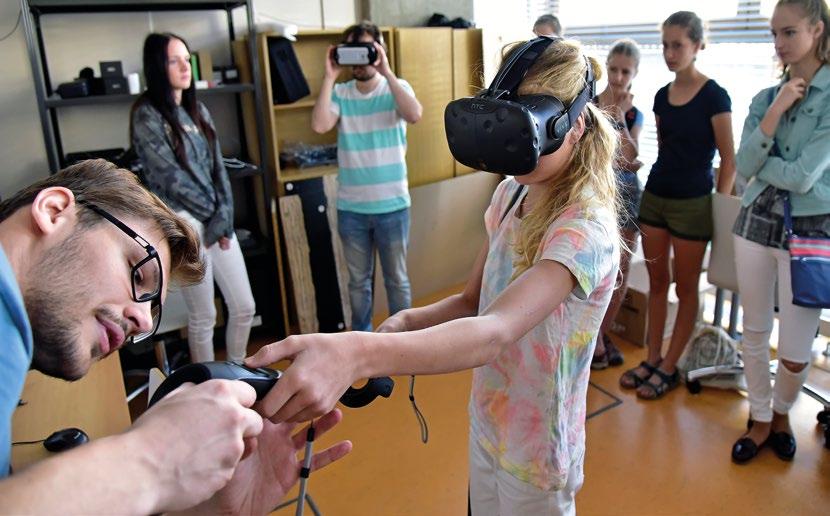 Letní počítačová škola je určená především studentkám od 12 do 19 let. V rámci projektu FIT sluší dívkám se fakulta snaží dokázat, že studium informačních technologií nemusí být výhradně doménou mužů.