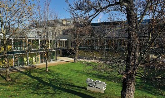 Kampus Jakétojeučitsemezi zdmiklášteraze14.století o technologiíchbudoucnosti? Kampusjeunikátnímspojením citlivěrekonstruovaného historickéhoareálua nových moderníchstaveb.