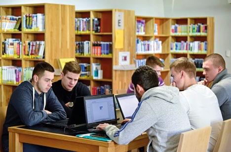 V historickém jádru je rozsáhlá knihovna se zázemím, pracovny softwarových ústavů, vedení fakulty či muzeum výpočetní techniky.