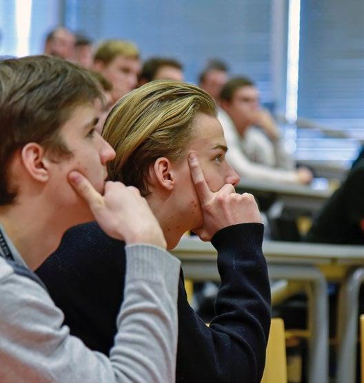 05 FITmezi10top fakultamiv ČR VhodnoceníexpertůzeStřediska vzdělávacípolitikysev roce2017 Fakultainformačníchtechnologií dostalamezi10nejlépehodnocených fakultv ČR.