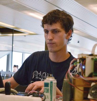 Už na základní škole mě bavila fyzika a elektronika, proto jsem si vybral strojírenskou střední školu. Tehdy jsem začal také chodit na robotický kroužek, který tam fungoval.