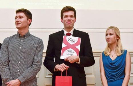 Využívá k tomu signálů z mikrofonních polí a jejich zpracování především pomocí neuronových sítí.