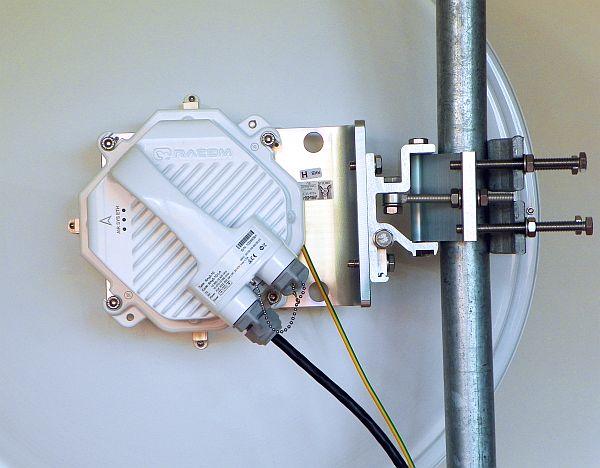 Instalace 4. Instalace 4.1. Kontrola přímé viditelnosti Před instalací zařízení na stožár ověřte pohledem, že výhled ve směru k protější jednotce je bez překážek.
