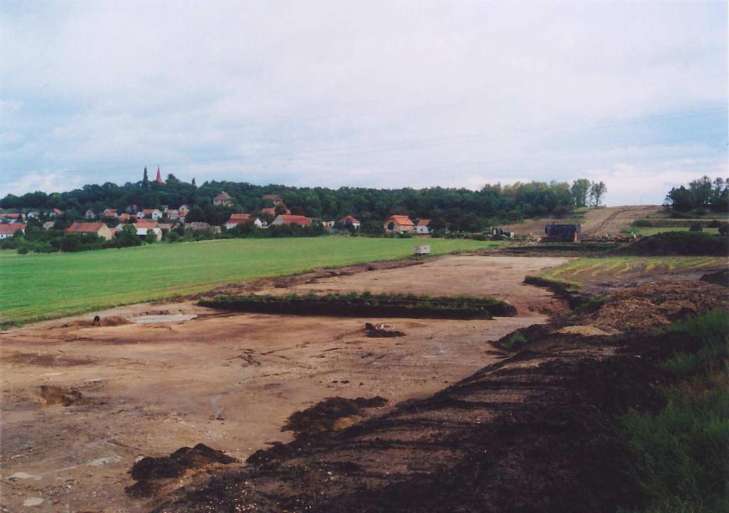 Obr. 53. Chržín, o. Kladno. Pohled na naleziště (foto I. Sýkorová). Autoři výzkumu předpokládají, že se jedná o tzv. dlouhý dům, jehož existence byla až dosud spojována s mladšími obdobími.