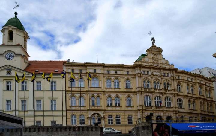 S P O J E N E C T V Í Tak se dá nazvat chystané spojenectví ČSSD - ODS, které má zajistit podle předsedkyně teplické ČSSD, této nebo těmto stranám vítězství v komunálních volbách.