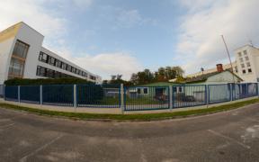 nové reálky, později bývalého Pedagogického institutu. Škola se od svého počátku zaměřila na vzdělávání v oblasti slaboproudé elektrotechniky, které bylo, a je, dominantní.