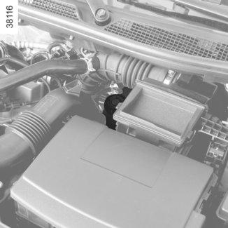 HLADINY PROVOZNÍCH KAPALIN (2/3) 2 Brzdová kapalina Kontrola hladiny se provádí při vypnutém motoru a vozidle stojícím na vodorovném povrchu.
