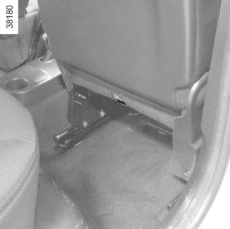 Zadní místa Sejměte zadní odkládací plochou a protáhněte pás 2 mezi opěradlem a odkládací plochou (viz odstavec Zadní odkládací plocha v kapitole 3).