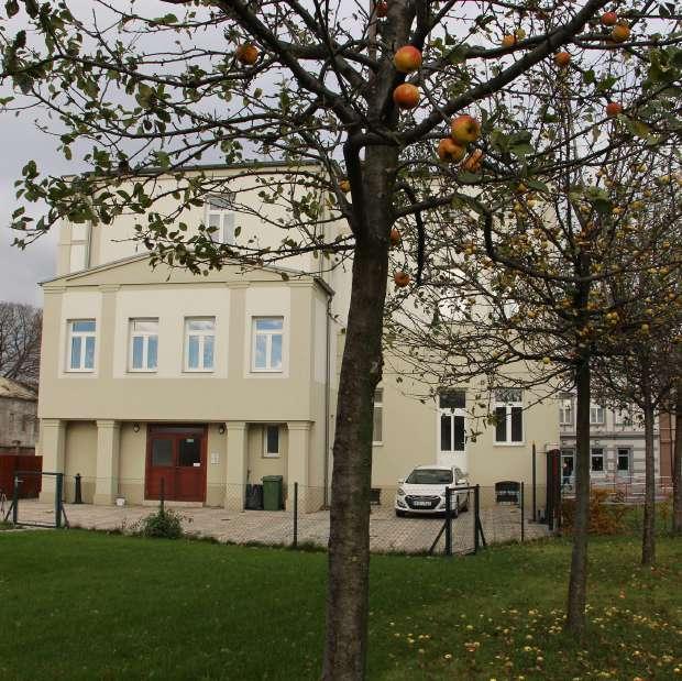 dálkovým ovládáním. Zahrada má celkovou rozlohu 560 m², její část tvoří jabloňový sad.