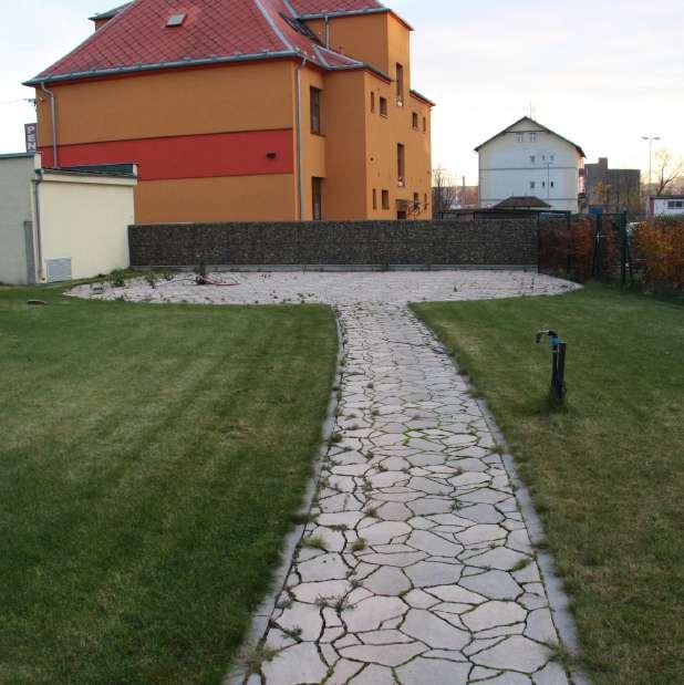 vozidel. Zahrada má velký potenciál rozvoje.