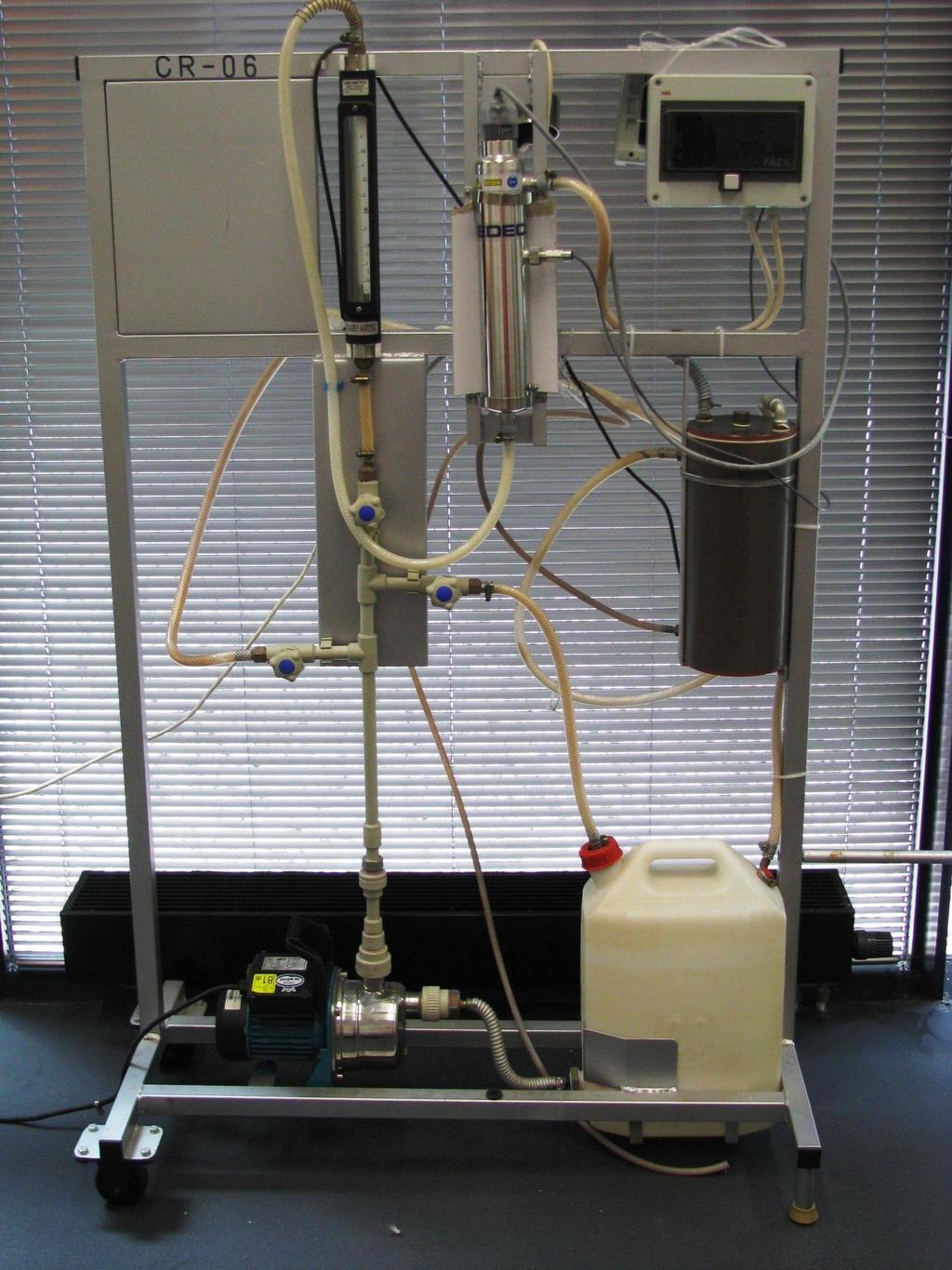 Obrázek 5 Laboratorní zařízení s UV lampou pro