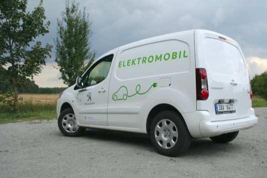 Tato vozidla umožňují kratší dojezd pouze s pohonem na elektromotor. Při jízdách na delší vzdálenosti využívají klasický spalovací motor.