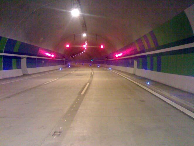Obrázek 10 Použití vodících trvale svítících knoflíků v tunelu A32a S14a Příklad umístění zvýrazňujících knoflíků Odstraněno: příklad umístění zvýrazňujících knoflíků v