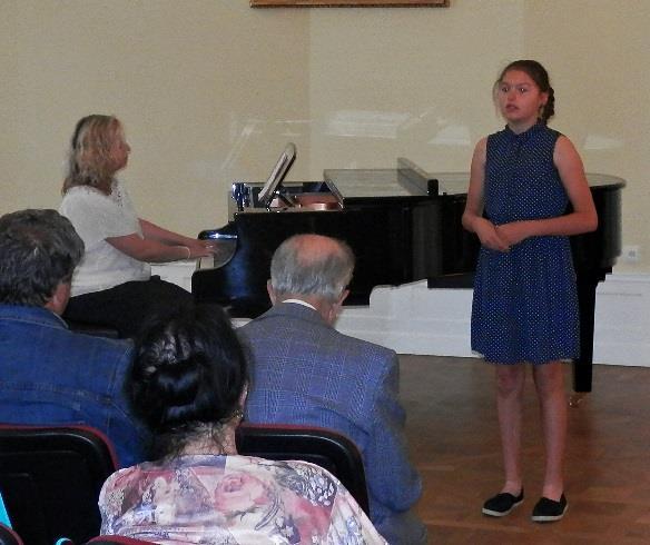 Pod vedením paní učitelky Ivany Kožúškové a Jarmily Čechové Krečmerové zahrál komorní orchestr Špuntíků, žesťový skupina pana učitele Roberta Hrušky, flétnový soubor