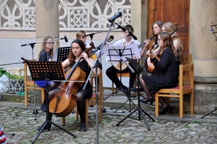 absolvent Štěpán Přibyl) hrají v Národním dechovém orchestru (NDO) v