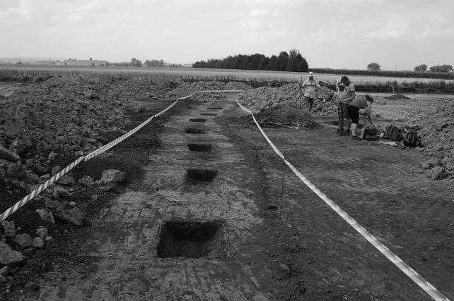 Během výstavby rodinného domu Mackových (v okolí bodu WGS-84: 49.1900839N, 16.7147442E) v západní části obce Podolí (ul. Nad Výhonem) byly prozkoumány tři žárové hroby z období KZP (obr.