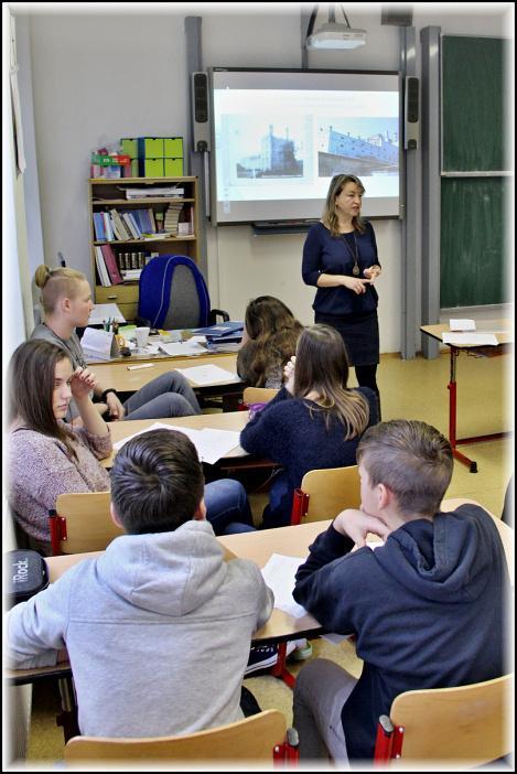 Přednášku s názvem Volyňští Češi, vznik republiky a naše armáda si žáci 8. a 9. třídy vyslechli ve čtvrtek 15. listopadu. O osudech lidí z Volyně nám přišla vyprávět paní Mgr.