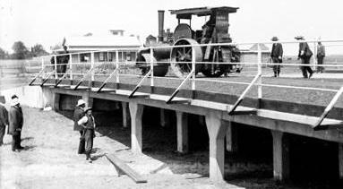 5 Zatěžovací zkouška z roku 1905 [15] 6 Zatěžovací zkouška Nuselského mostu z listopadu 1970 (využito 66 tanků) [13] V případě lávek pro pěší rozhodují užitné rozměry, obvykle však není