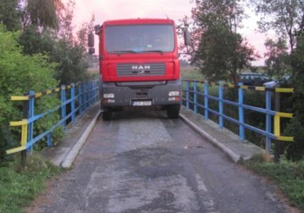 Přední náprava vyvodila silový účinek 10,3 tuny, dvojice zadních náprav 26,2 tun. Obr. 4.