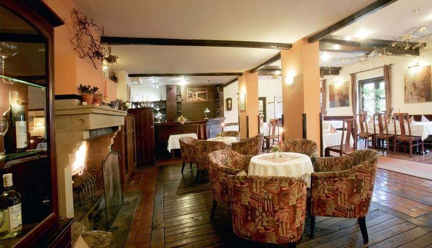 62 Euro 14 2. dubna 2013 light Restaurant Tarouca Neurážející přehlídka minulosti Cesta do údajně neblahé doby temna české gastronomie začíná i končí v Parkhotelu v Průhonicích.