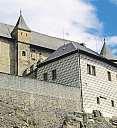 Nocleh ve slavných stavbách si leckde může dovolit téměř každý, aniž by zruinoval peněženku. dvě patra Tančícího domu.